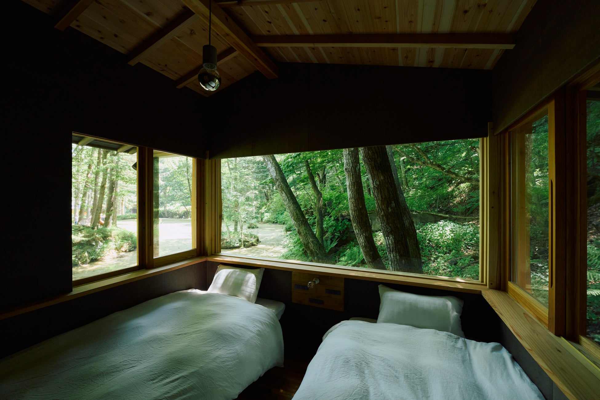 長野・八ヶ岳エリアのキャンプフィールド「ist」が、新たに2種類のHutとコンパクトキャビン「Nutshell」の宿泊予約を開始のサブ画像11_池を一望できる寝室