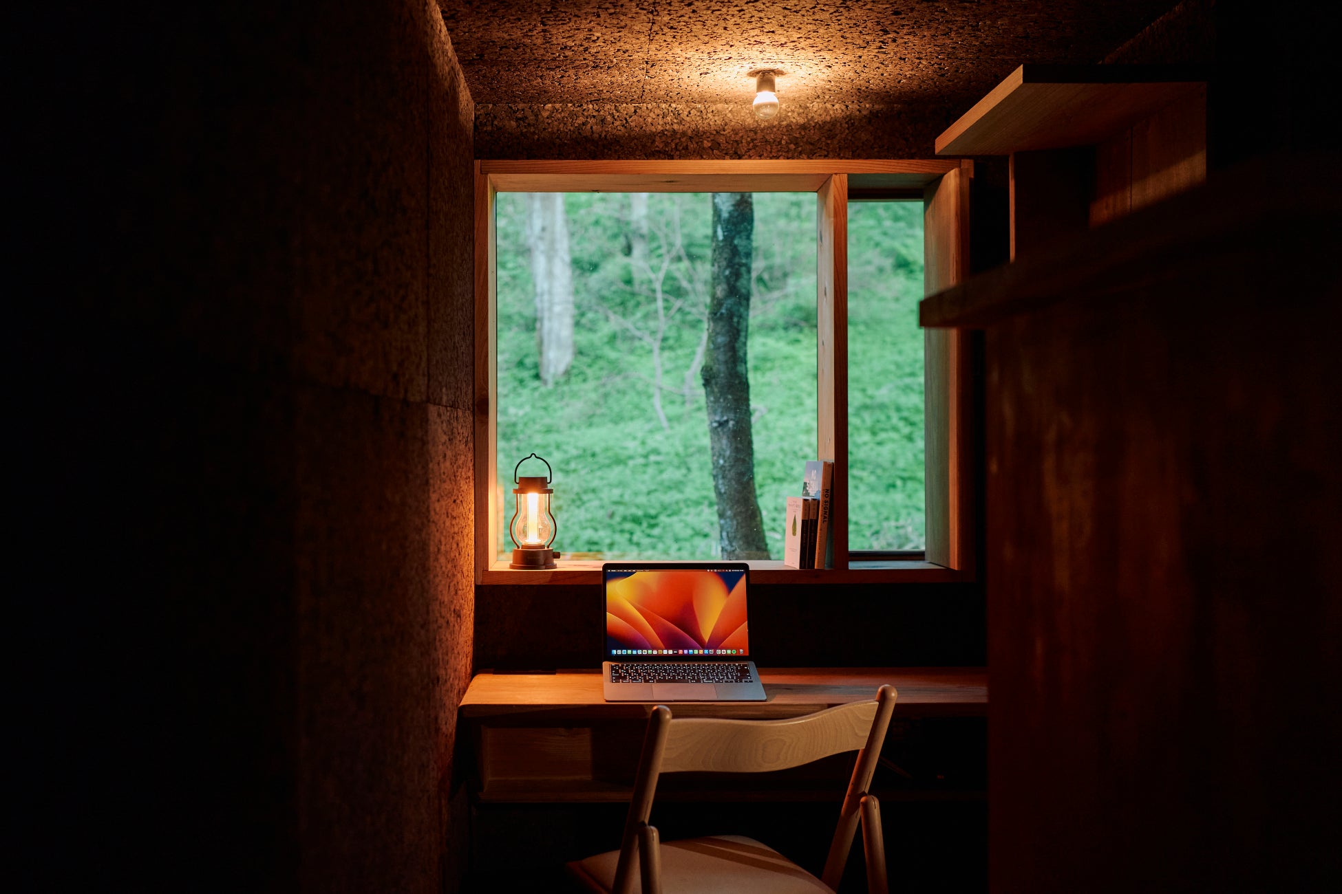 長野・八ヶ岳エリアのキャンプフィールド「ist」が、新たに2種類のHutとコンパクトキャビン「Nutshell」の宿泊予約を開始のサブ画像7_窓の外に緑豊かな景色が見える書斎
