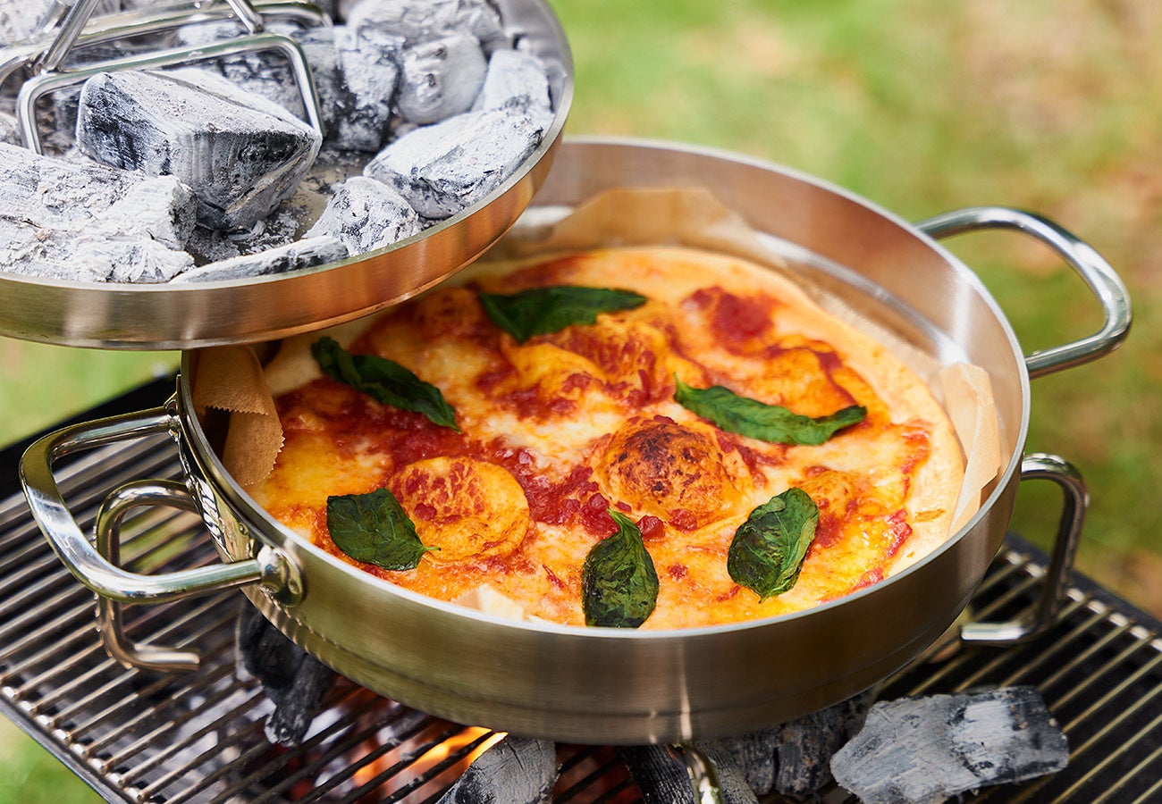 ダッチオーブンの新定番「ビタクラフト クックギア ステンレスダッチオーブンW」の一般販売を開始のサブ画像14_「ピザ」上火との距離が近いので、焼き目をつけたい料理に最適。