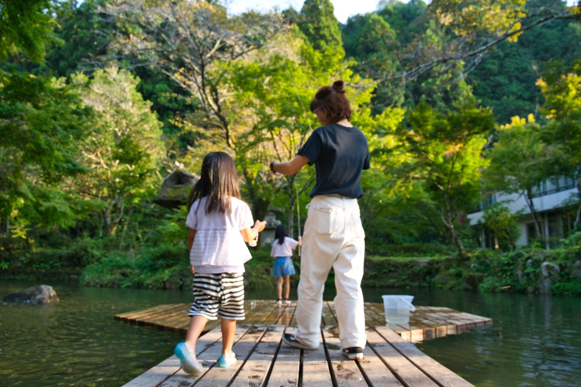 秋冬グランピングの大人気アクティビティが再登場！愛知県岡崎市の大自然の中で楽しむニジマス釣り体験！のサブ画像4_初めての魚釣りでも大丈夫！釣れるまでサポートします。