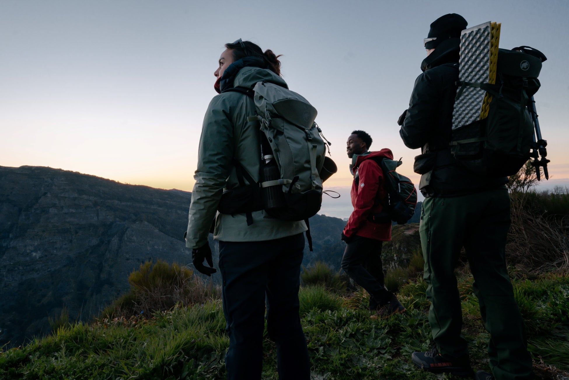2023年秋冬のハイキングコレクションが本格スタート。仲間と一緒に「CAMP＆HIKE」に出掛けるとそれは最高に楽しい冒険の始まり。「軽さ」と「動きやすさ」で仲間とのワクワクする冒険をサポート！のサブ画像2