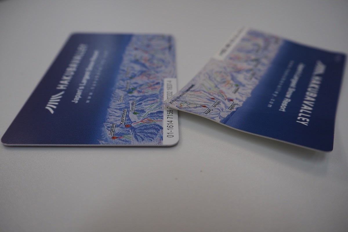 エイブル白馬五竜スキー場、23-24シーズンのナイターシーズン券の販売を開始。パークコース「GORYU WAVES」も継続決定！のサブ画像7_（左）耐久性の高いプラスチック製チケット、（右）紙製チケット
