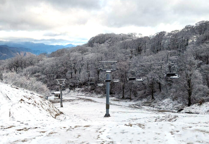 グランスノー奥伊吹「初冠雪」！！標高１０００m以上のスキー場のゲレンデが「雪化粧」！！スキー場は１２月１６日（土）オープン予定！！のメイン画像