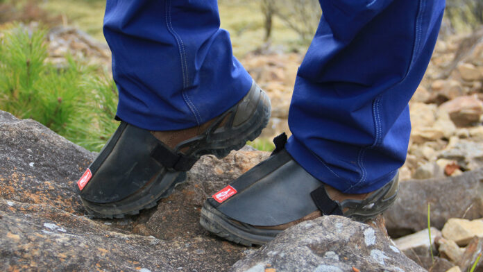 登山道で靴への泥汚れ擦れなどダメージを軽減！登山靴を大事にするインステップブーツガード 登山道の岩場、木の根での擦れ、泥汚れから登山靴をカバーして守ります。のメイン画像