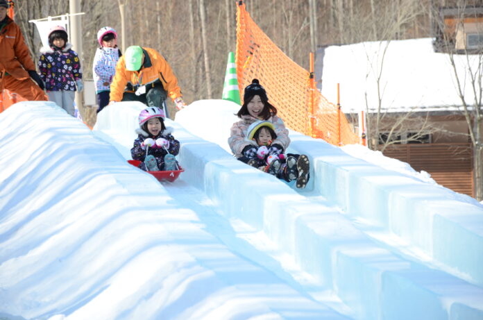 全長約50mの雪と氷の滑り台”アイススライダー”（アルプスあづみの公園 大町・松川地区）のメイン画像