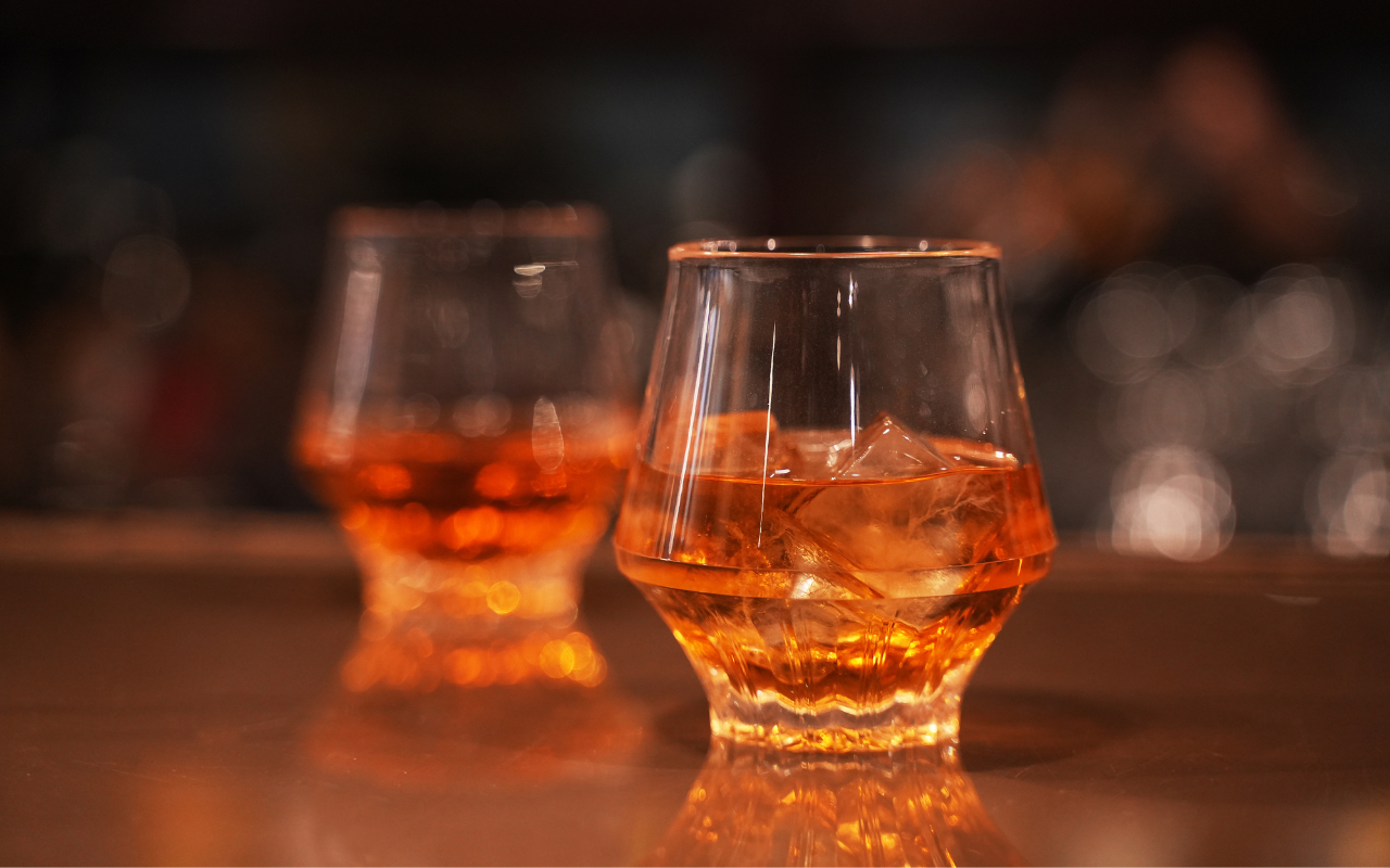【新商品】サステナブルでデザイン性に富んだ“割れないグラス”４月15日より一般販売開始のサブ画像4_画像の説明：氷と香りの良い酒が入ったグラスが２つ並んている