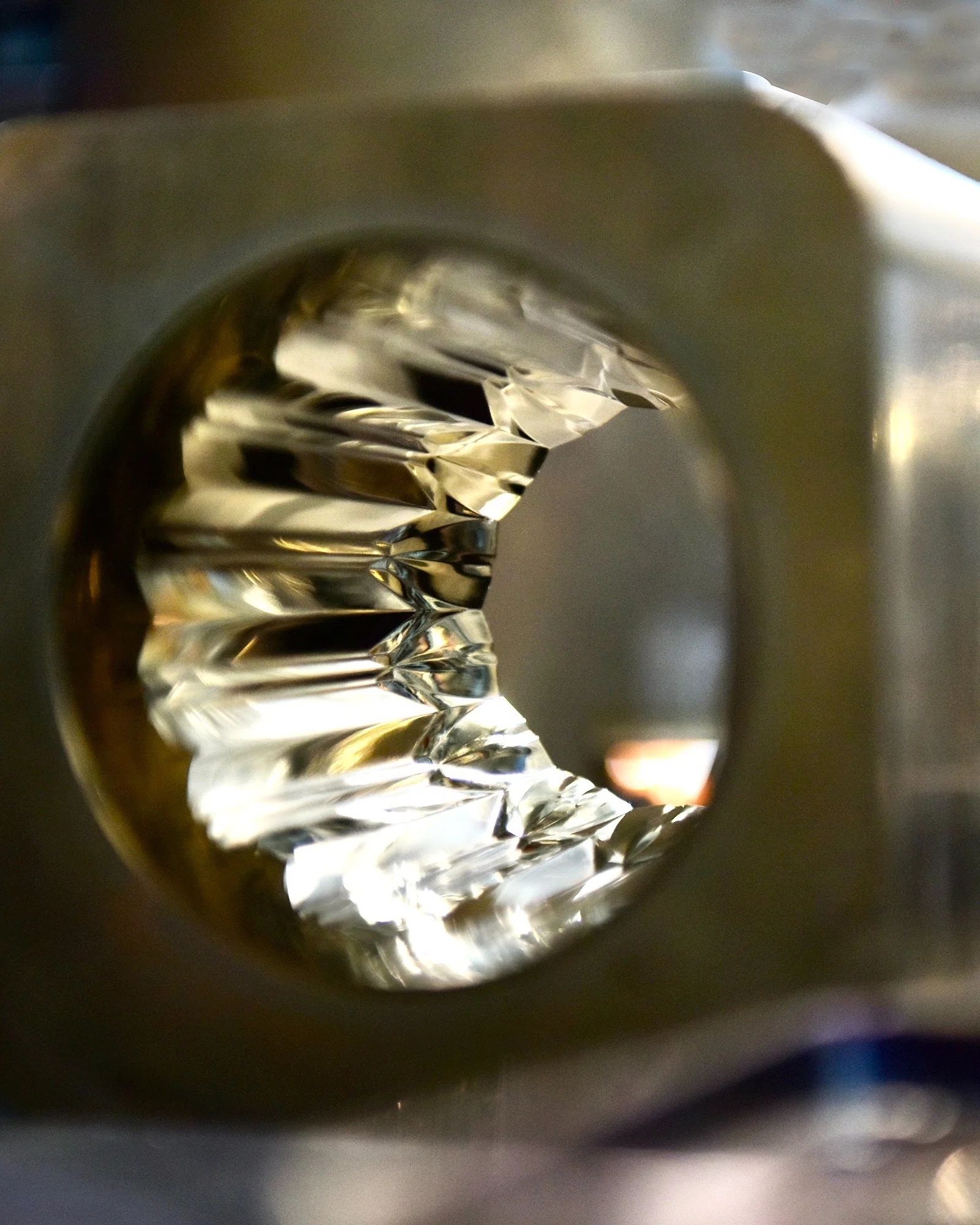 【新商品】サステナブルでデザイン性に富んだ“割れないグラス”４月15日より一般販売開始のサブ画像6_画像の説明：鏡のように磨き上げられた金型の一部
