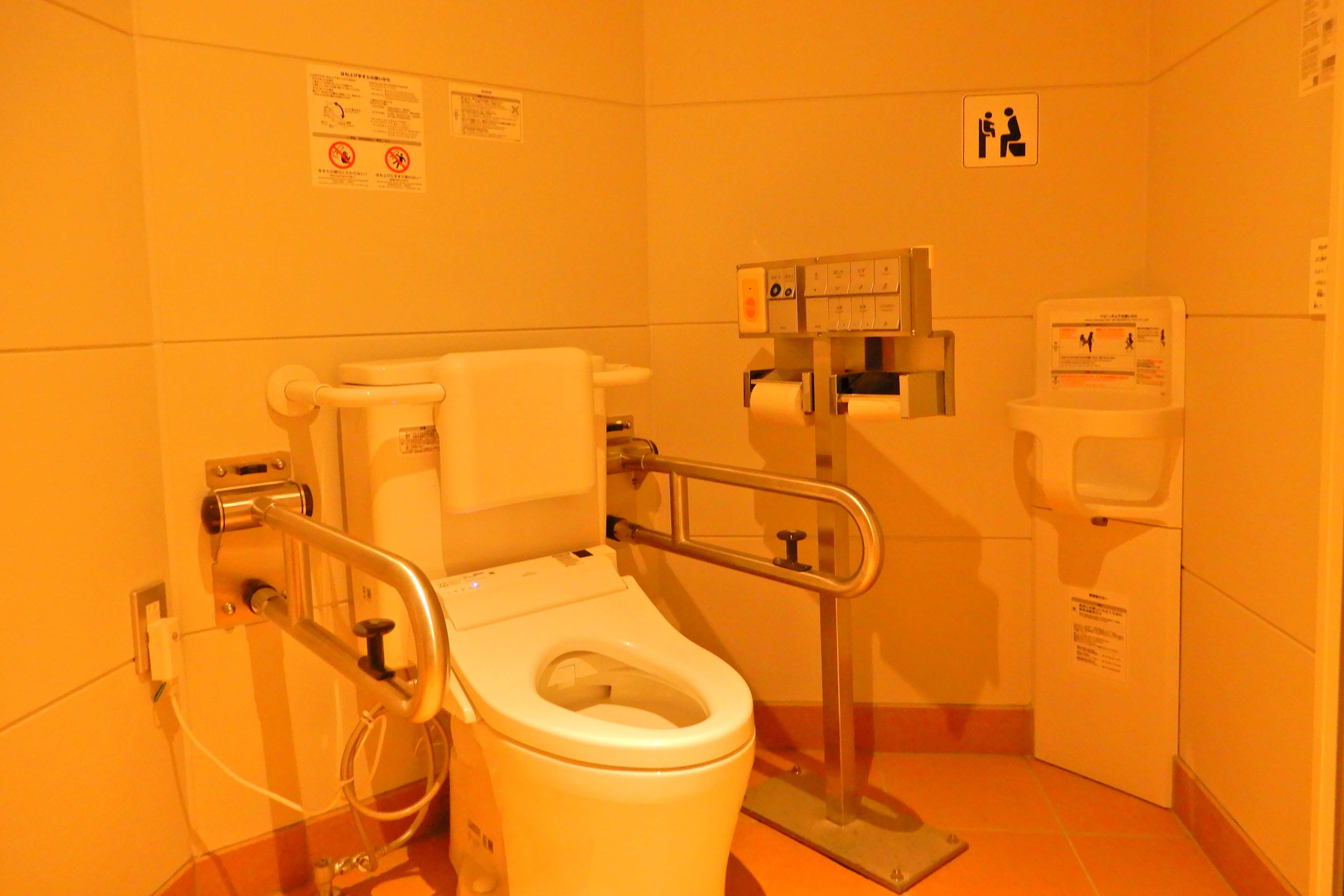 北海道ならではの絶景ロケーション　支笏湖のほとりのモラップキャンプ場は４月２６日（金）にオープン　５月１１日（土）にはユニバーサルサイト（オートサイト）も新設オープンしてより快適にのサブ画像10_トイレは男女別水洗で、真ん中に多目的トイレもあります