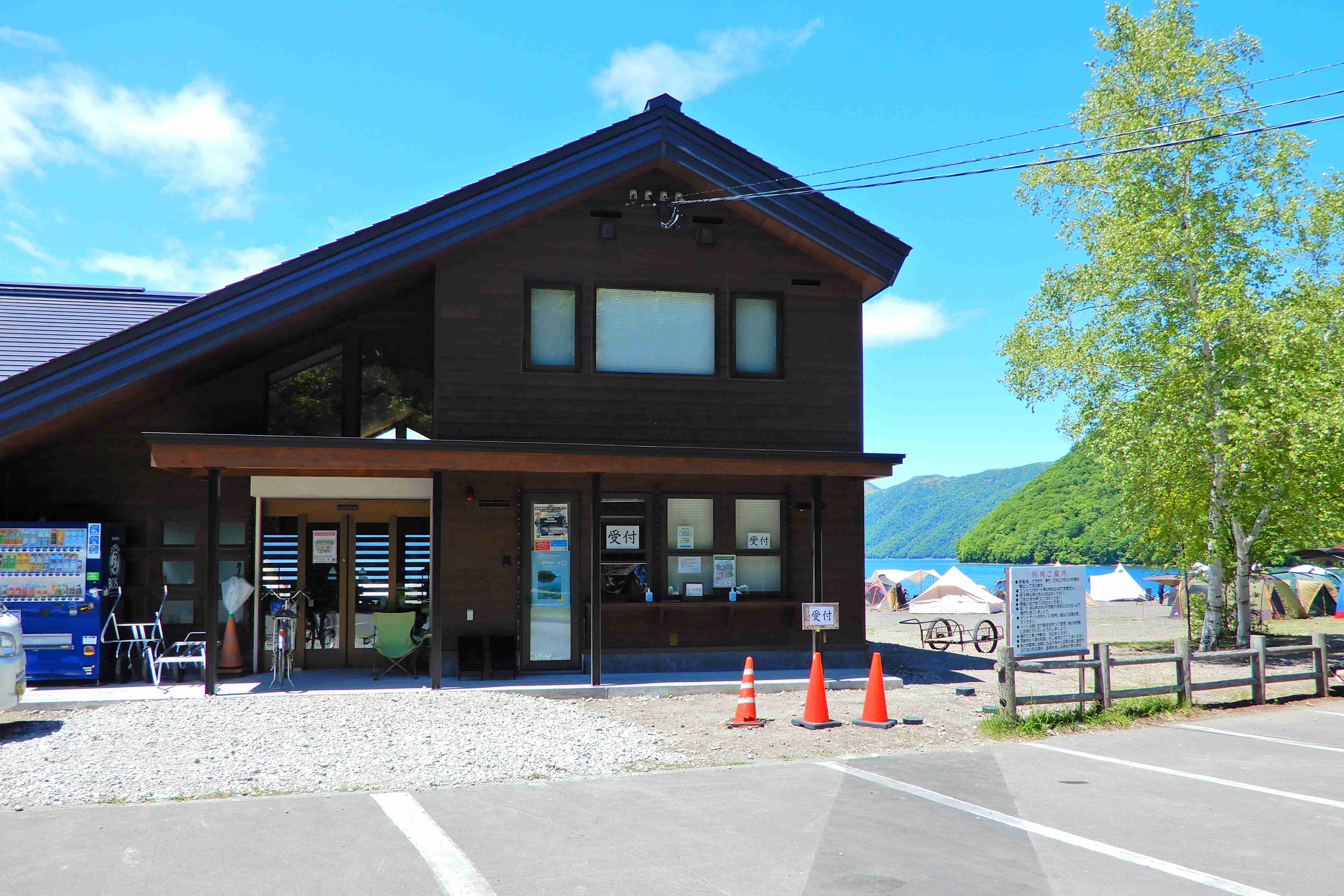 北海道ならではの絶景ロケーション　支笏湖のほとりのモラップキャンプ場は４月２６日（金）にオープン　５月１１日（土）にはユニバーサルサイト（オートサイト）も新設オープンしてより快適にのサブ画像8_キャンプ場の入り口にある管理棟（受付）