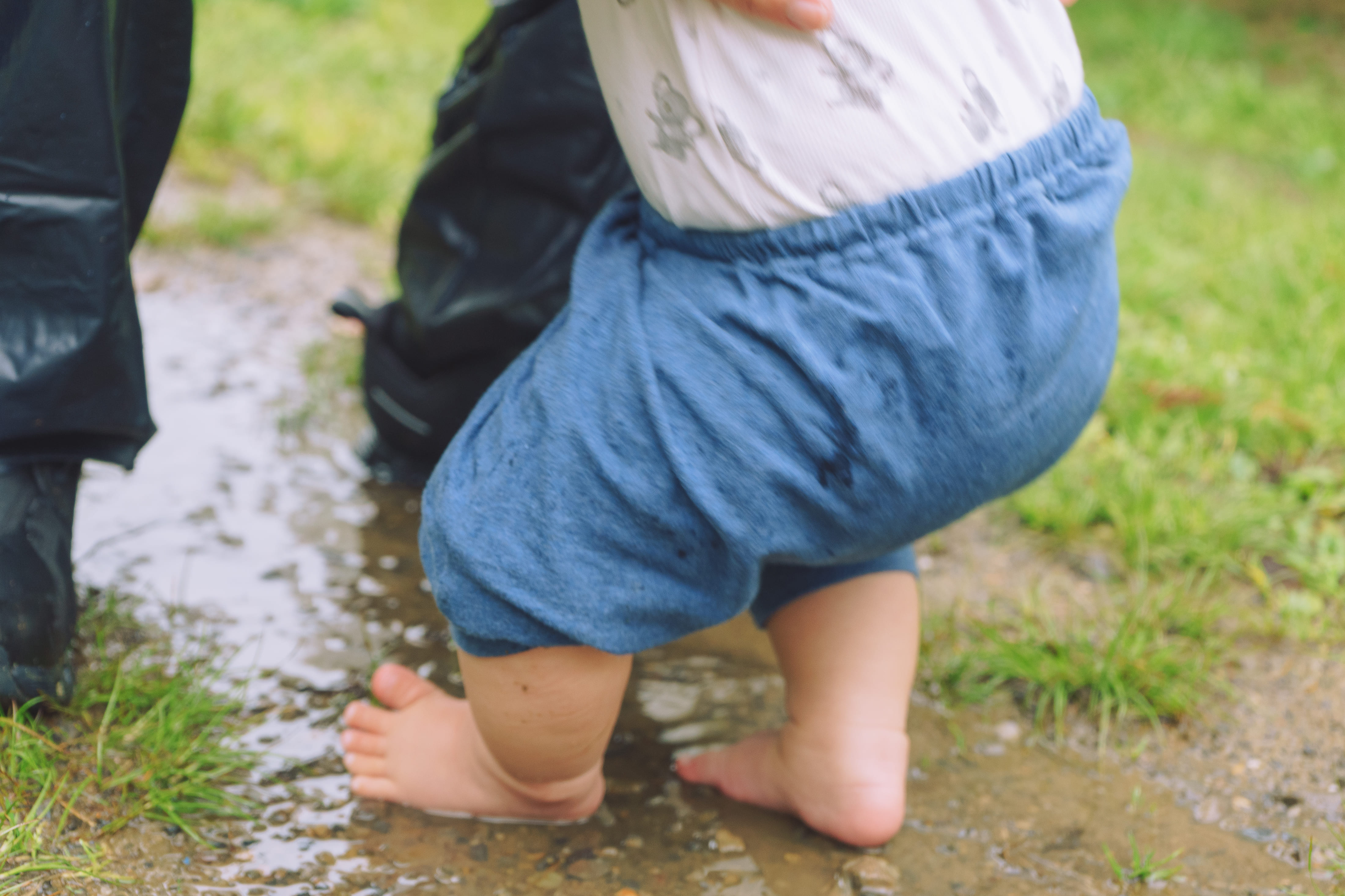 愛媛県で、泥んこ遊びと自然の恵みを満喫！大自然で子どもの感性を育む、親子の為の1泊2日プログラム【ままとこCAMP】（開催日：2024年6月29日(土)〜6月30日(日)）の募集を開始しますのサブ画像2_田んぼで自然遊び