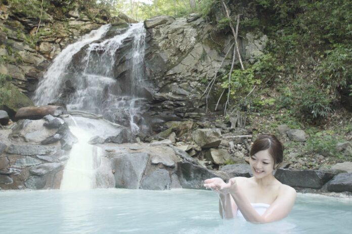 岩手県の秘湯の混浴野天風呂　網張温泉「仙女（せんにょ）の湯」今シーズンは２０２４年５月７日(火)から営業を開始します！　宮沢賢治も浸かった硫黄泉の野趣あふれる野天風呂ですのメイン画像