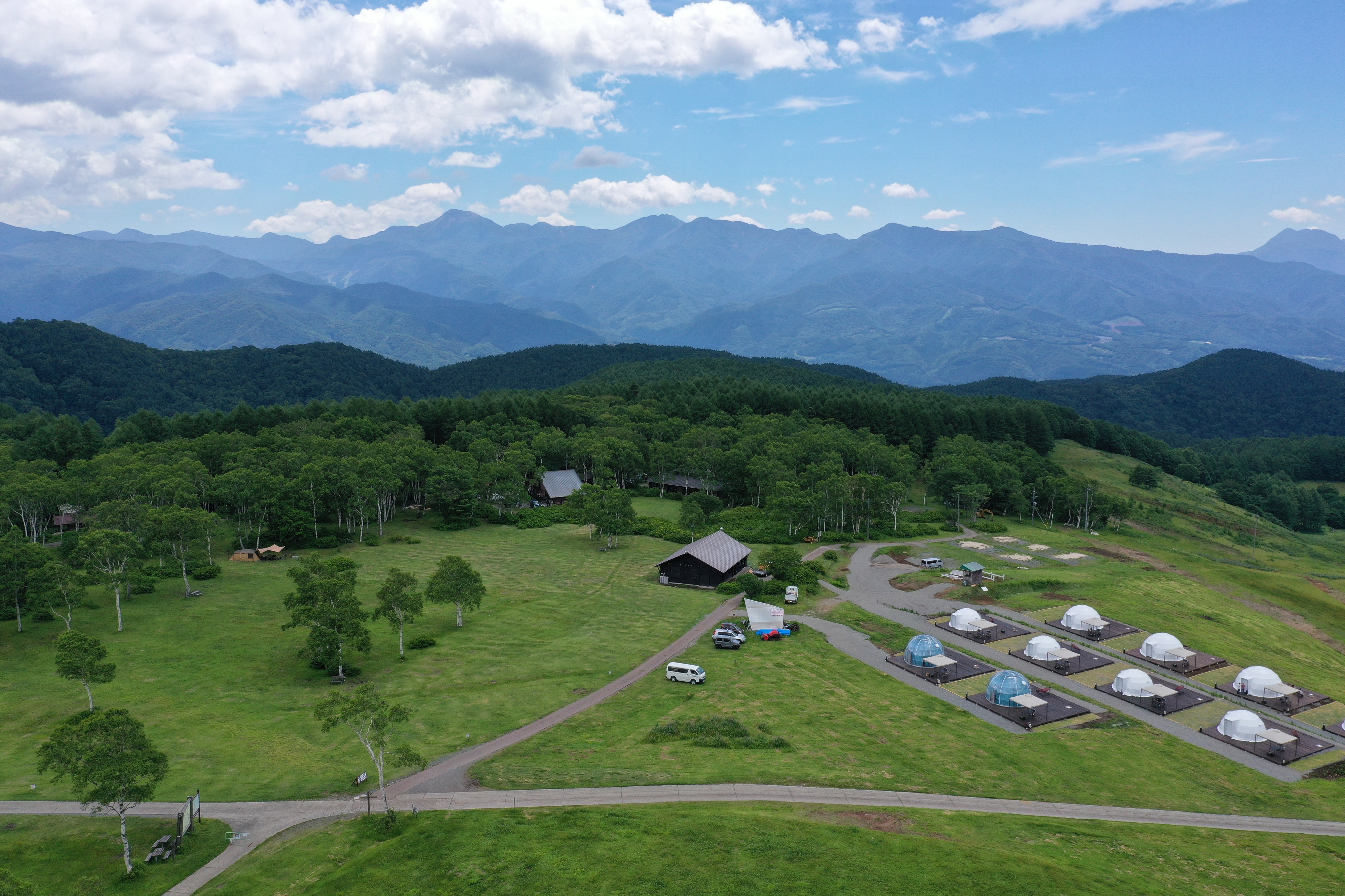 SORAに包まれる山頂グランピング！「OZE-HOSHISORA GLAMPING＆CAMP RESORT」のサブ画像1_OZE-HOSHISORA GLAMPING＆CAMP RESORT全景写真