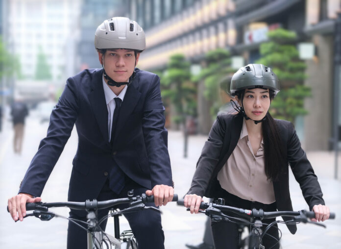 業界初！厚み10.6cmに折りたためる自転車用ヘルメット「VESK-ベスク」新発売。安全性とデザイン性を両立。Makuakeでも大成功！のメイン画像