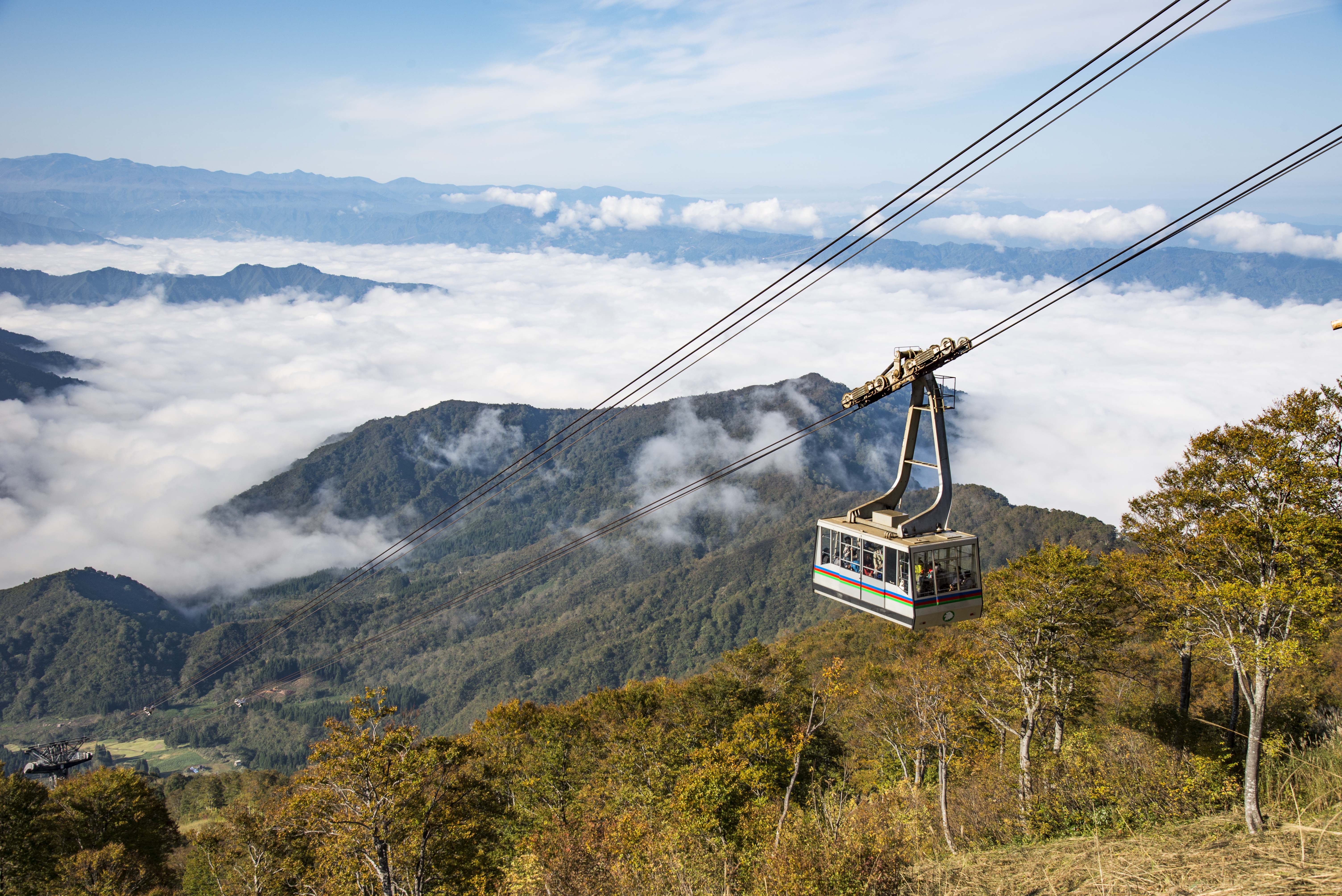 【六日町 八海山スキー場】 早朝から雲海や、早朝登山を楽しめる 「八海山ロープウェー」早朝臨時運行 【運行期間】2024年11月10日（日）までのサブ画像2_ロープウェーから雲海を望む(秋イメージ)