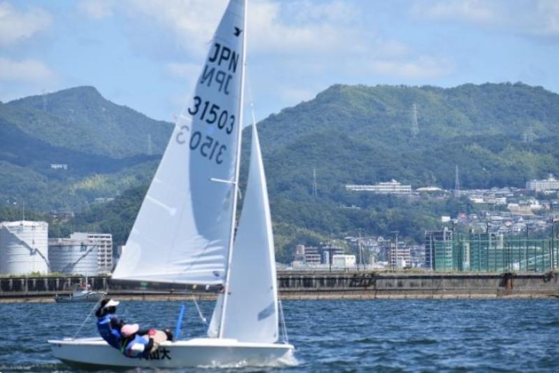 【岡山大学】いざ出航！ 岡山大学ヨット部が3年ぶりの全日本学生ヨット選手権大会へ！のサブ画像2_スナイプクラスレース中の写真（今田・齋藤ペア）