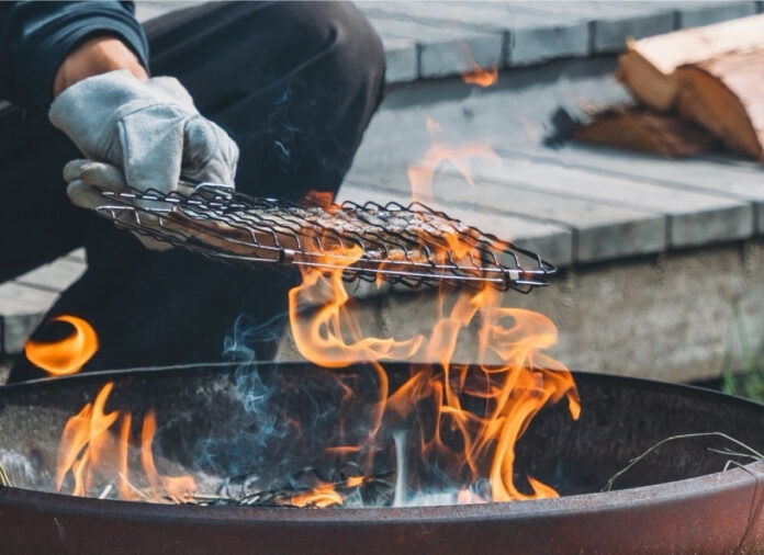 【和歌山・グランピング】カツオのタタキを自分で作る「カツオの藁焼き体験」メニューがスタート！「In the Outdoor白浜志原海岸」のメイン画像