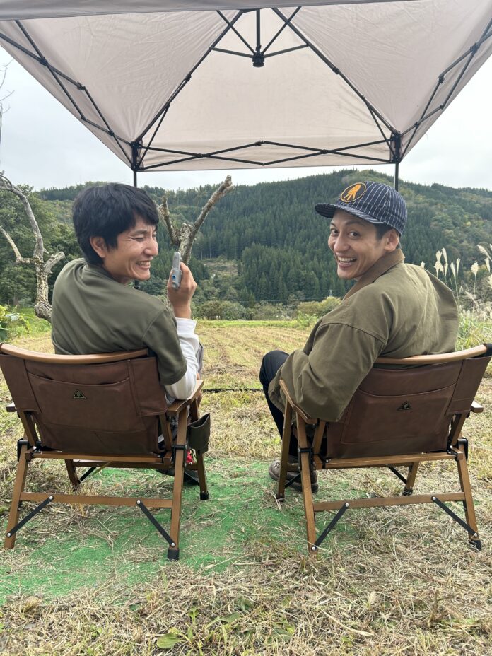 気品漂うダンディな大人のためのチェア！「とろサーモン村田とソラシド本坊のアウトドア日和」監修の遊び心と実用性を兼ね備えたアウトドアチェアがついに発売【仙台放送（フジテレビ系列）×QUICKCAMP】のメイン画像