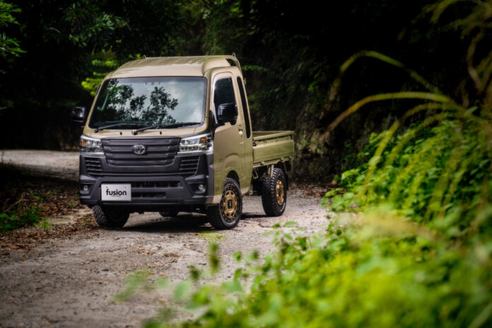 販売開始！fusionが手掛ける新作コンプリートカー—ハイゼットトラックジャンボをフルバンパー装着でカスタムのメイン画像