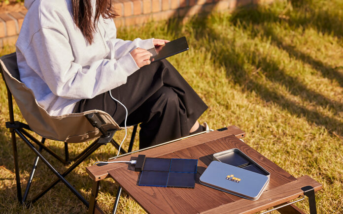 くっつけて充電！マグネットで拡張可能なソーラーパネル充電器「Solar Brick」発売のメイン画像