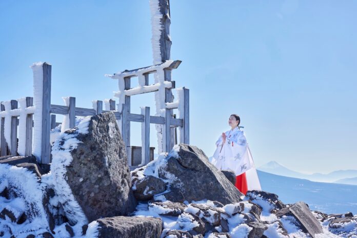 12月14日【全国雪山・感謝祭】1925mの天空の社、車山神社から、ウィンタースポーツを楽しむ関係者が全国の雪山へ感謝と、安全を祈願する！「滑りはじめは、天空の社・車山神社」のメイン画像