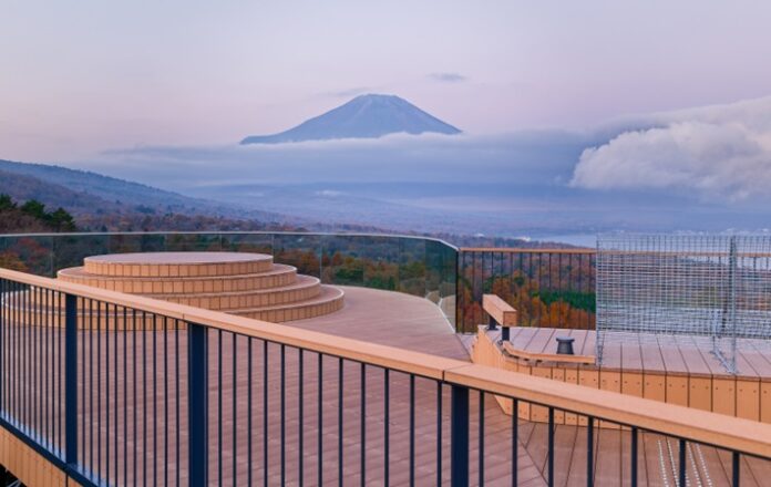 山梨県山中湖村　標高1000m超えの「山中湖明神山パノラマ台」に展望ウッドデッキが完成！ 冬季キャンペーン「あついぞ冬の山中湖」も始動のメイン画像