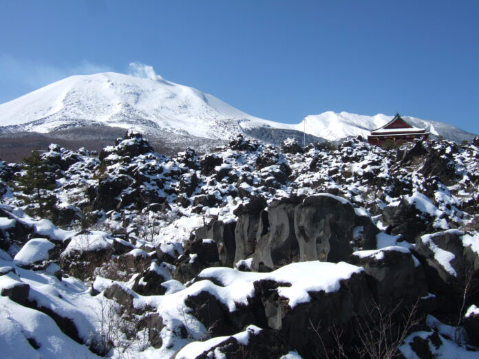 【鬼押出し園】黒と白が織りなす圧巻の大パノラマのメイン画像