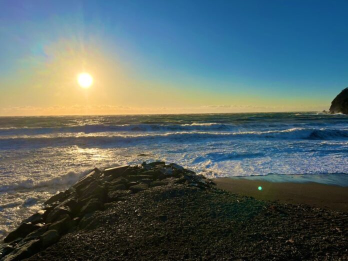 【RVパークで車中泊】美しい夕陽の絶景が楽しめる「RVパーク 西伊豆大浜海岸villa SURF9」などRVパーク4施設が新規認定！のメイン画像