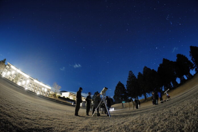 夜間のゴルフ場から眺める箱根仙石原プリンスホテル「早春の星空観察会」に協力のメイン画像