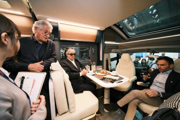 【AUTOMOBILE COUNCIL 2025】伝説のカーデザイナー ジョルジェット・ジウジアーロ氏もブース来場！ジウジアーロ氏がデザインしたイタリア製の豪華モーターホーム「LAIKA」を見学のメイン画像
