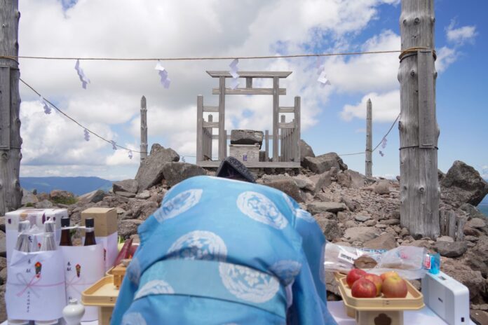 令和６年５月５日（月・休）　天空の社・車山神社（１９２５m）から縄文の祈りを受け継ぎ、山の恵みと登山者の安全、海の豊穣を願う。「全国春山感謝祭り」　諏訪・茅野のメイン画像