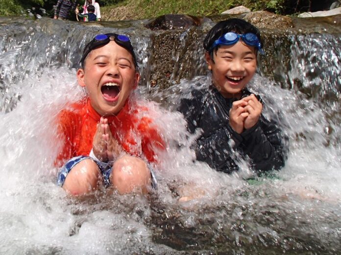 ＼夏休みは信州の大自然でキャンプ！／こどもが大好きな川遊び・野外料理で”生きる力”も育まれる！こどもキャンプ2次募集受付中！のメイン画像