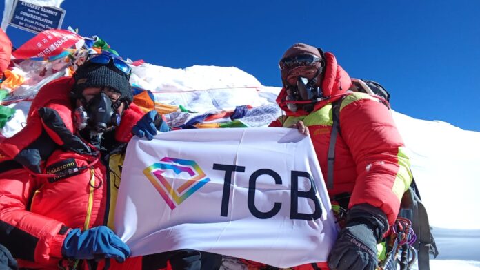TCB中園秀樹医師がエベレスト登頂に成功！TCBの社旗が”世界の頂点”標高8848mに。日本人美容外科医として初の快挙に、TCBから1000万円の特別報酬が支給されます。のメイン画像