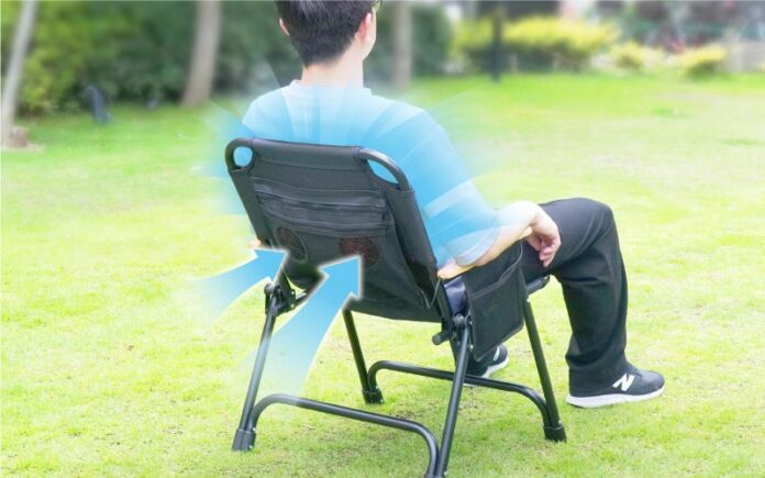 炎天下でも蒸れずに快適。背もたれから風が吹くアウトドアローチェア『ツインファンで蒸れずに快適「セナクール アウトドアチェア」』を発売のメイン画像