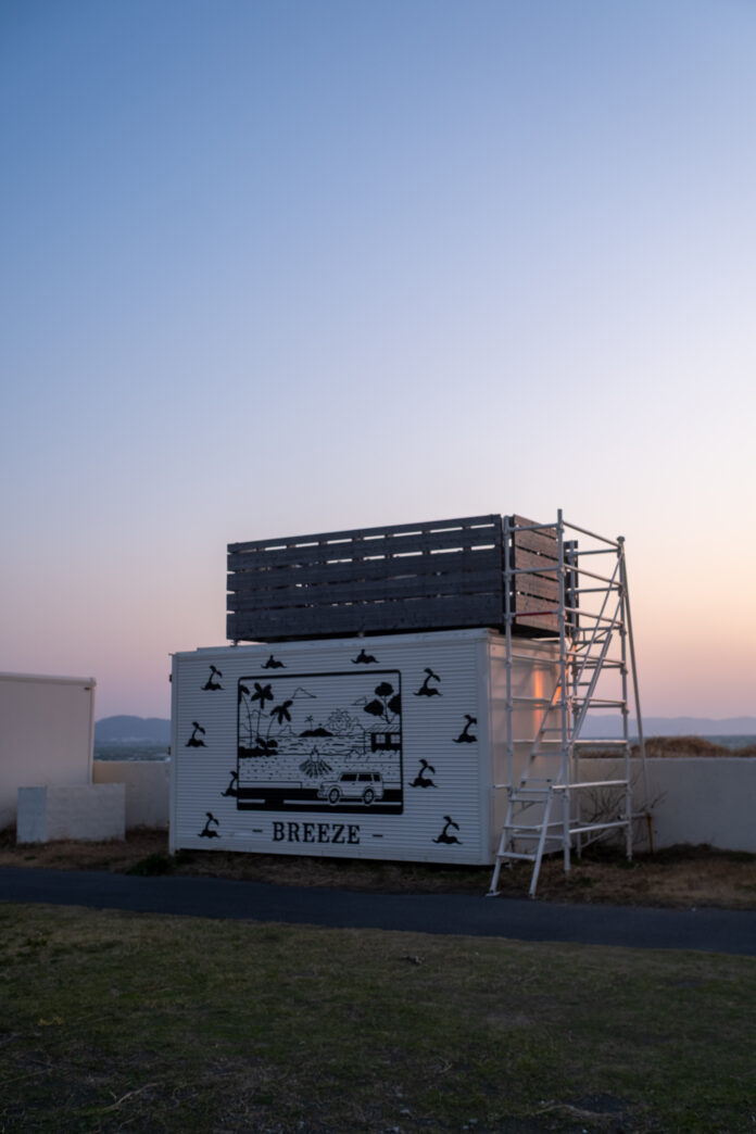 「絶景の夕日」を家族で満喫！海辺のフォトスポットが人気のキャンプ場『ブリーズ館山』のメイン画像