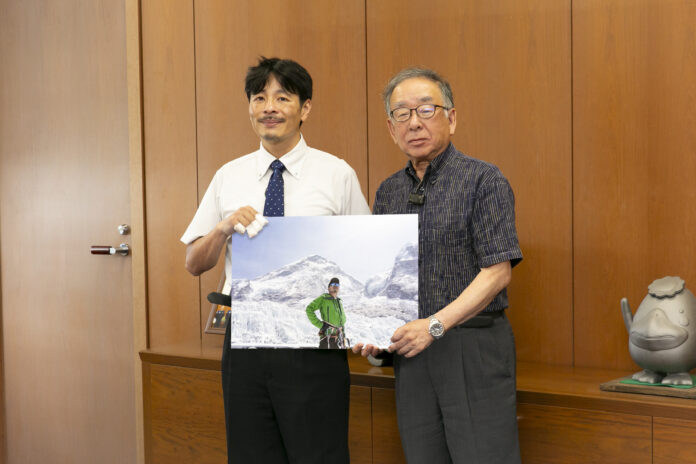 TCB中園医師が”久留米市民初のエベレスト登頂成功”を橋本副市長へご報告。久留米市の子ども達にチャレンジの精神を伝えてまいります。のメイン画像