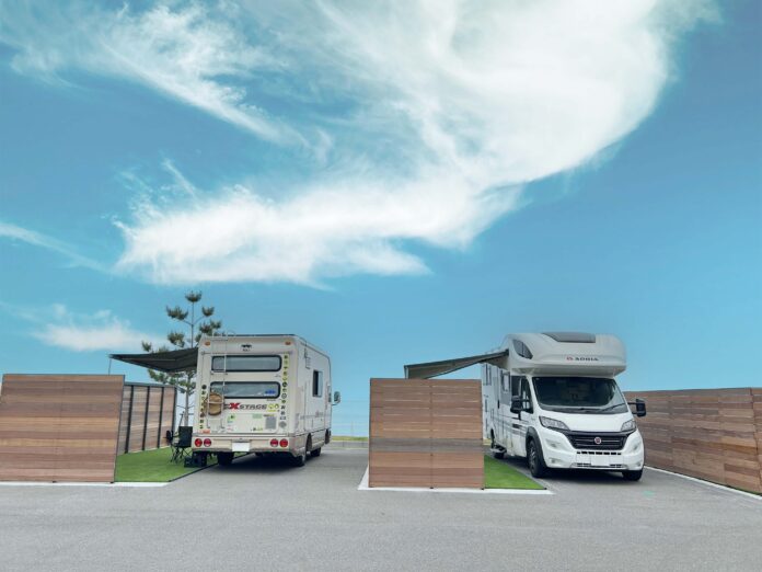【RVパークで車中泊】見渡す限りオーシャンビューの絶景が広がる「RVパーク アクアイグニス淡路島」などRVパーク7施設が新規認定！のメイン画像