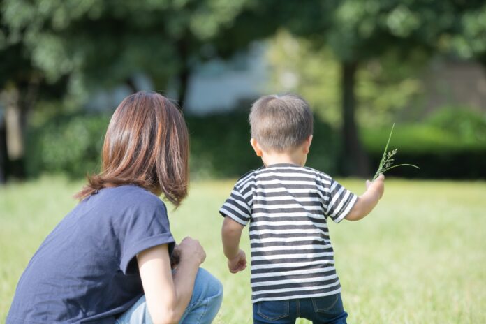 「スマホ後悔」の次にくるのは、「お出かけ疲れ」。子育て世帯の「すきま時間」、デジタルとリアルのジレンマが浮き彫りに。のメイン画像