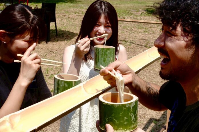 【兵庫・宍粟市】夏休みで大盛り上がりのアウトドア施設に夏限定アクティビティ誕生！全長9メートルの「巨大流しそうめんスライダー」で納涼体験。のメイン画像