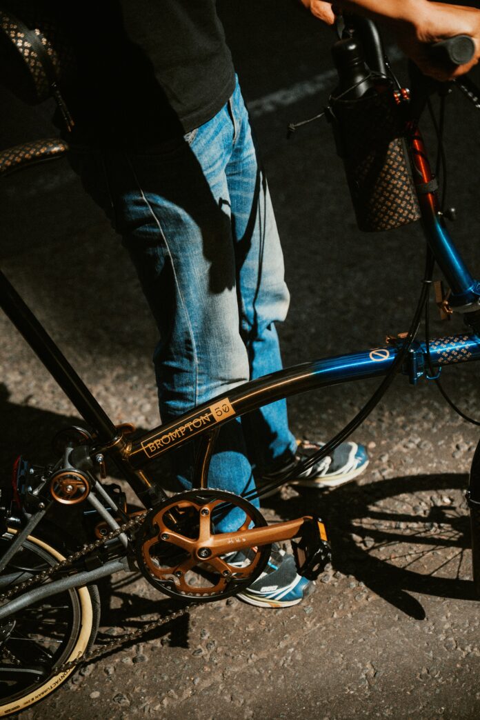 ブロンプトン、職人たちの技にインスパイアされた50周年特別モデル「Brompton 1975 Edition」を発表。のメイン画像
