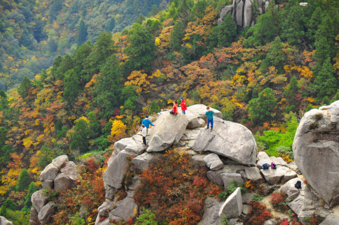 案内付きで初心者も安心！THE HIKE 鎌ヶ岳＆御在所岳 紅葉登山ツアーのメイン画像