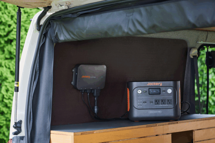 Jackery初の走行充電器「Jackery Drive Charger 600W」が9月29日（月）に発売。従来のシガーソケットよりも約6倍の充電速度を実現。車中泊やアウトドアレジャーをサポートのメイン画像