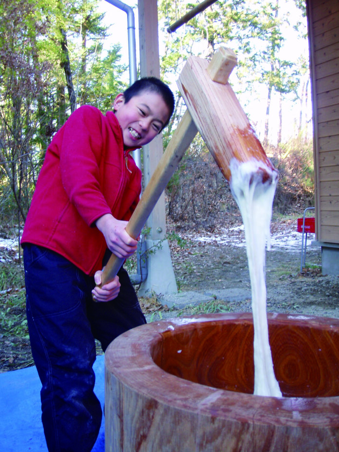 ＼こもりがちな冬休みこそアウトドア！／　薪割りにそり滑り、もちつきも！仲間と過ごす里山体験キャンプ、参加者募集中！のメイン画像